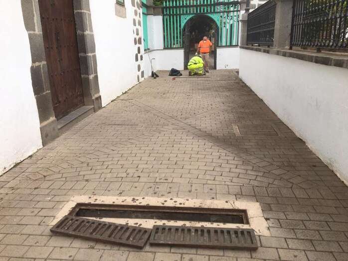 Limpieza de imbornales en la plaza de San Juan/TA.